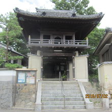 とても重厚な山門