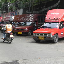 ソンテウとバイクタクシーが見えます。料金はソンテウが安いです