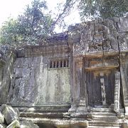 崩れたまま残された寺院「ベンメリア」へ、トゥクトゥクに乗って。