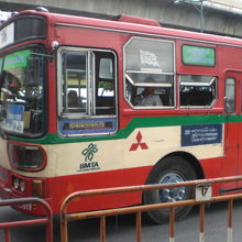 バンコクのエアコン無しのバスも少なくありません。窓が全開です