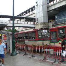 バスが次から次へとやって来ます。庶民の身近な交通機関です。