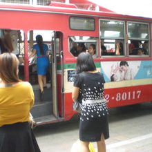 到着したバスに、待っていた乗客が、すぐ乗り込みます。早いです