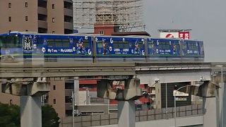 ガンバ大阪カラーのモノレール