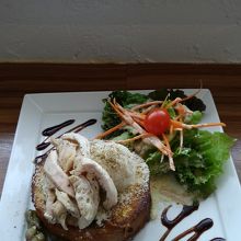 チキンサラダとフレンチトースト