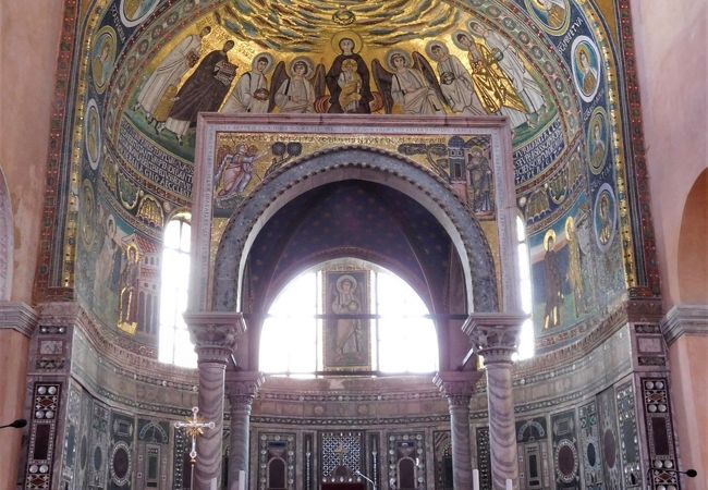 聖堂の中には礼拝堂、鐘楼、礼拝堂、モザイクの床等で見る物がたくさんありました。