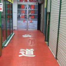 ビルの中の参道