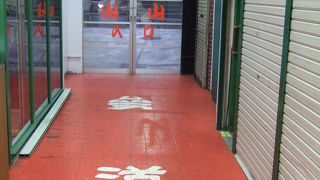 ビルの中から参道が始まります