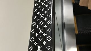 エスカレーターのベルトがヴィトン