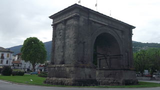 重々しい雰囲気の凱旋門