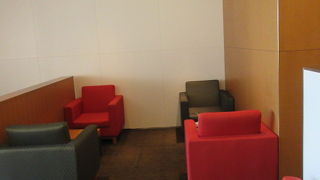 カップヌードルとハーゲンダッツのアイスクリーム。成田T２のラウンジでおやつが充実