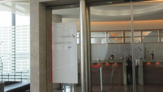 ダイナスティラウンジ（ﾁｬｲﾅｴｱﾗｲﾝ）と向かい合ってある立派なラウンジ