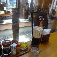 カウンター席から　ガラス張りの中庭