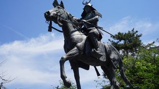 騎馬姿はバリバリの戦いの姿