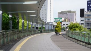 岐阜駅の二階から出たところから延びるペデストリアンデッキ