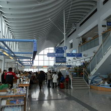 紋別空港のロビーです。多くの観光客で混雑していました。