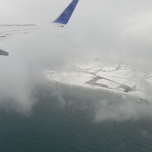 雲の切れ間から北の大地が見えました。