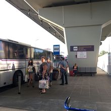 市内へのバス乗り場