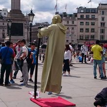 フォースの力で浮いている大道芸人