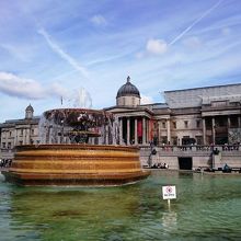 広場そばにあるナショナルギャラリー