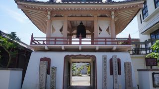 竜宮城のような山門が特徴的です