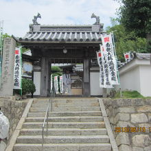 弥勒寺の山門　（シャチホコが可愛い）