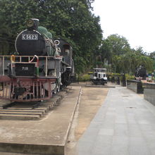 会場に、２両の機関車と１両の自動車機関車が展示されています。