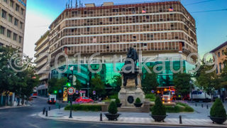 中央に地味な感じの像が立っています。