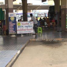 カンチャナブリのバスターミナルのバスやロットトォーの受付です