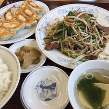 ニラレバ定食です。