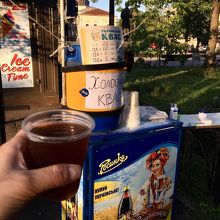 旧ソ連圏夏の風物詩クヴァスも売っていた。