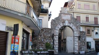 タオルミーナ旧市街への入り口