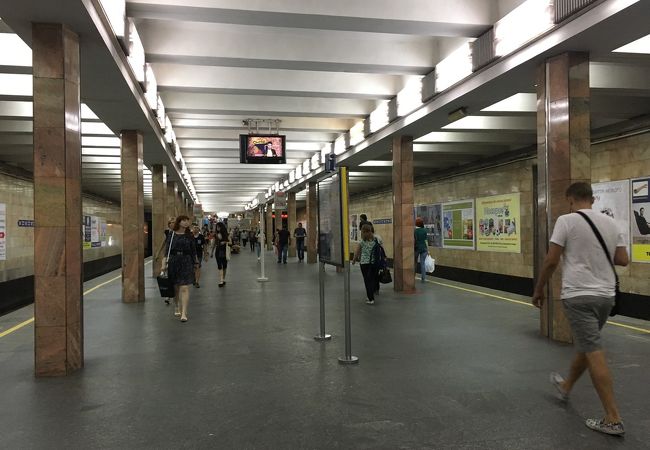 コントラクトヴァ プローシチャ駅