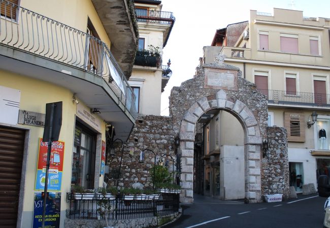 タオルミーナ旧市街への入り口