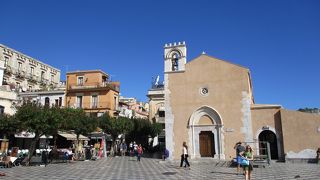 4月9日広場に面して建つ教会