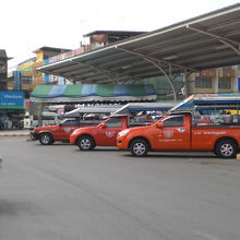 カンチャナブリのバスターミナルで待機するソンテウの列です。