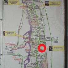 カンチャナブリは、川に沿って幹線沿いに、長く、発達しています