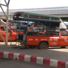 カンチャナブリのバスターミナルの中で、待機するソンテウです。