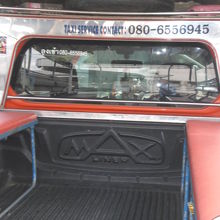 ソンテウは、後部の座席が多いので、効率的な運行が可能です。