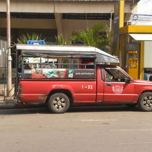 カンチャナブリのバスターミナルの入口で停車中のソンテウです。