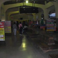 カンチャナブリのバスターミナルのミニバスの受付カウンターです