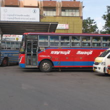 大型バスの右側の横で待機するカンチャナブリのミニバスです。