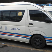 いろいろな会社のミニバスが、かなり数多く、運行されています。