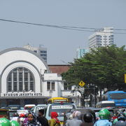 ジャカルタで人気のコタ地区への入り口の駅