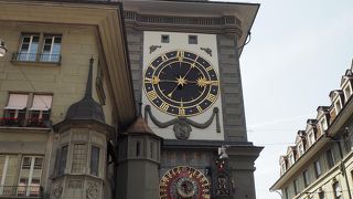 1218年から時を刻んでいる立派な時計。
