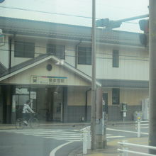 太田川から東海市コミュニティバス、車窓から聚楽園駅を眺める