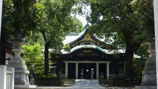 緑に囲まれた神社