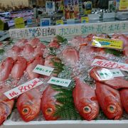 地元の漁港で水揚げされた魚が新鮮