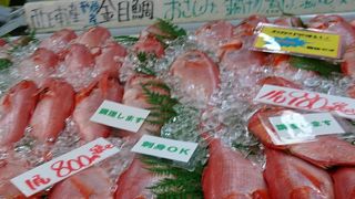 地元の漁港で水揚げされた魚が新鮮