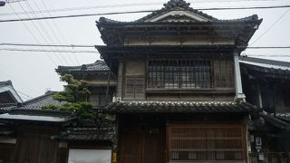 枡形の角に建つ大型の町屋建物です