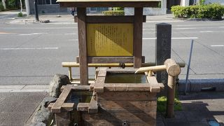 水はちょろちょろ程度ですが今も湧き出ています